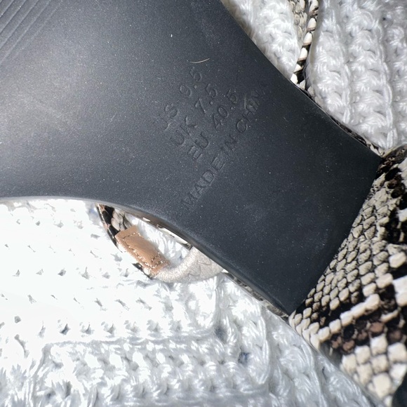 Amazon Essentials Women's Thin Two Strap Heeled Slide -9.5 never worn - Picture 4 of 5